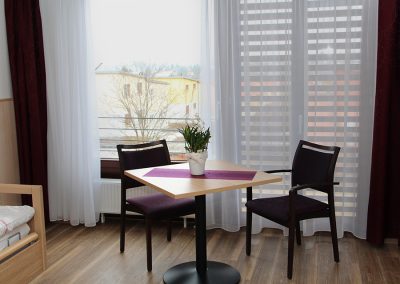 Sitzecke im Zimmer mit Ausblick