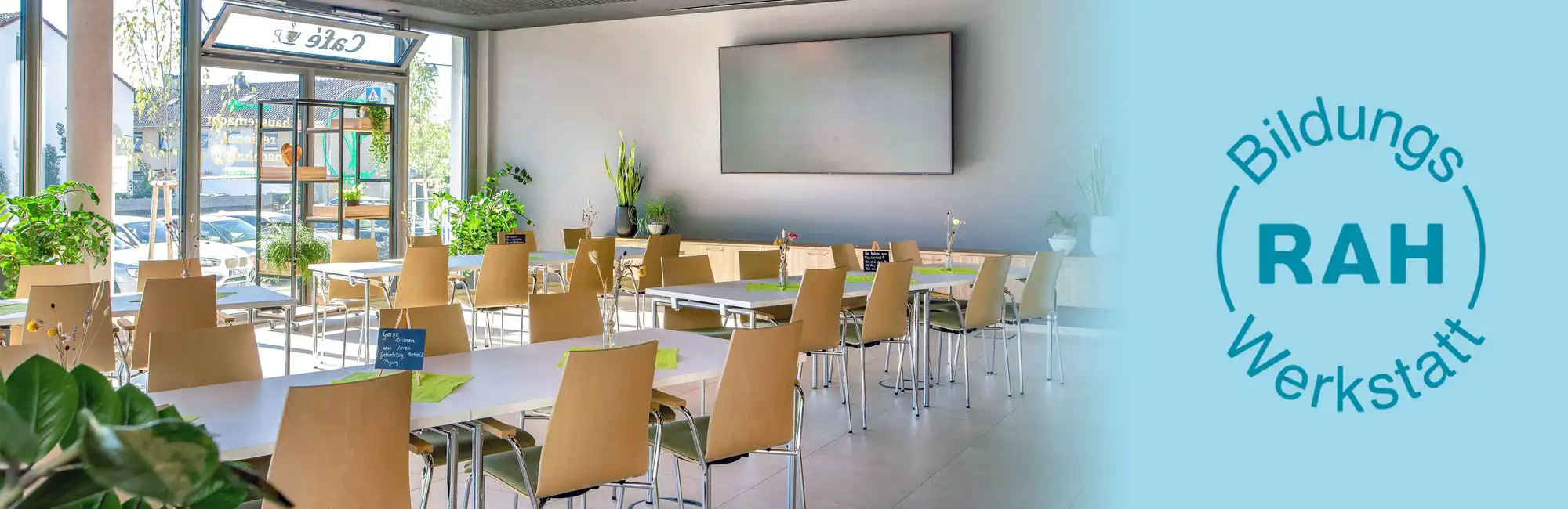 banner-bildungswerkstatt Bildungswerkstatt - Blick in den Tagungsraum, rechts auf hellblauem Grund das Logo der Bildungswerkstatt